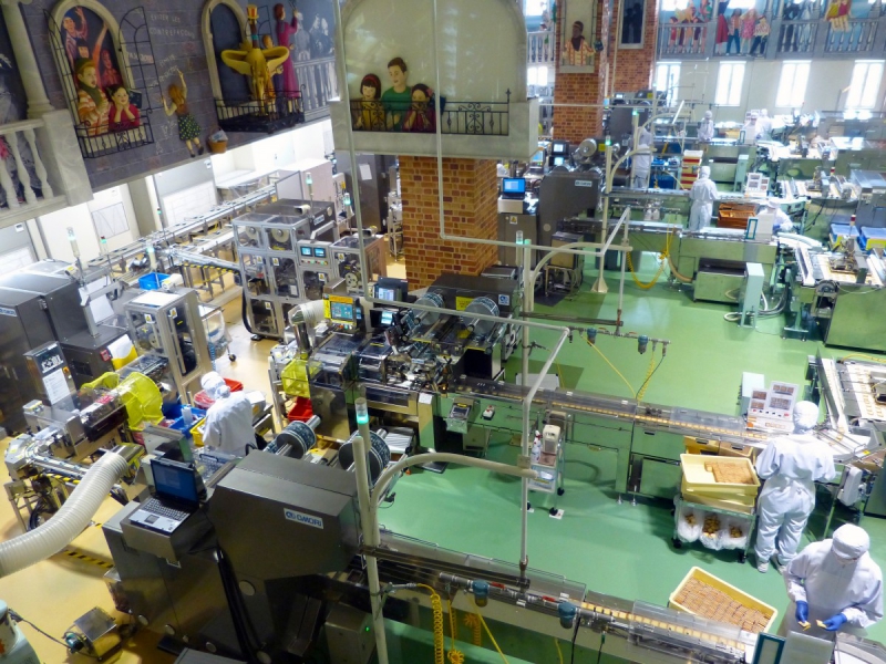 patisserie-CLAVIERS-min_japan_sapporo_chocolate_factory_label_packaging_cookie_machine_operators-961509